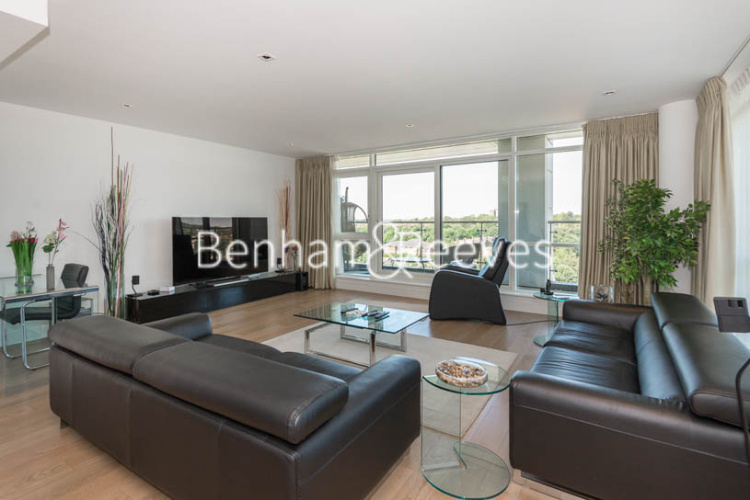 3 bedrooms flat to rent in Longfield Avenue, Ealing, W5-image 1