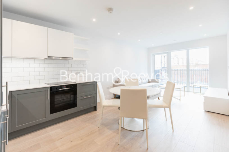 1 bedroom flat to rent in Filmworks Walk, Ealing, W5-image 2