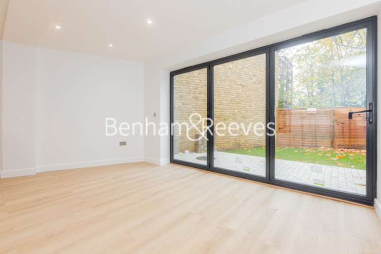 3 bedrooms flat to rent in Disraeli Road, Hammersmith, SW15-image 1