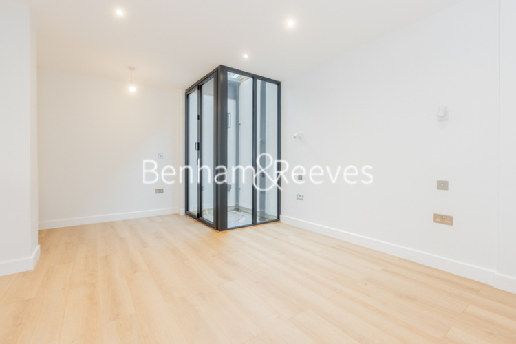 3 bedrooms flat to rent in Disraeli Road, Hammersmith, SW15-image 3