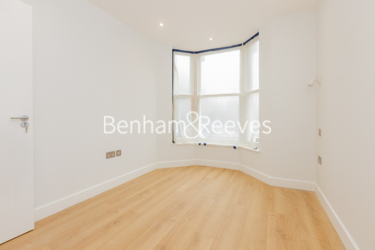 3 bedrooms flat to rent in Disraeli Road, Hammersmith, SW15-image 7