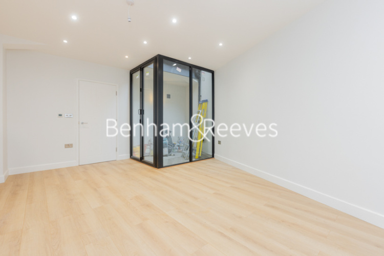 3 bedrooms flat to rent in Disraeli Road, Hammersmith, SW15-image 8