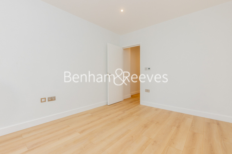 3 bedrooms flat to rent in Disraeli Road, Hammersmith, SW15-image 11