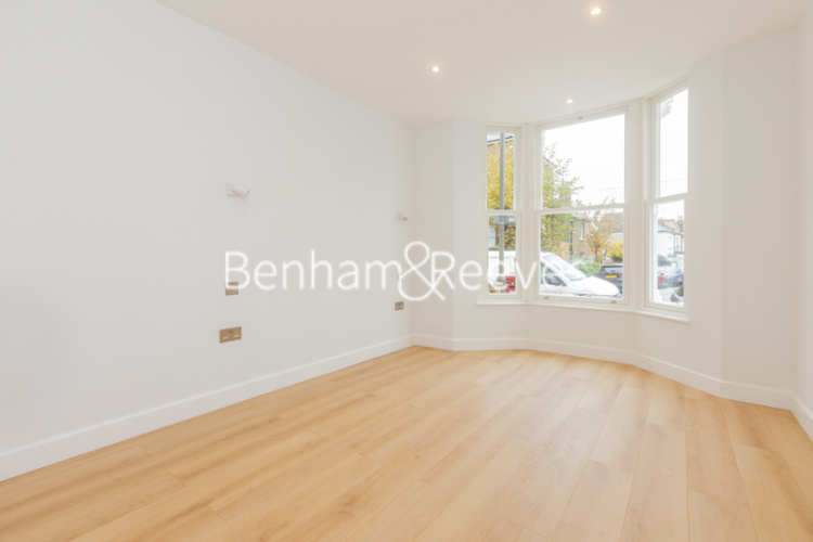 3 bedrooms flat to rent in Disraeli Road, Hammersmith, SW15-image 12