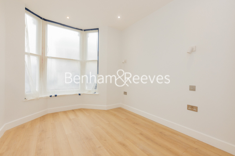 3 bedrooms flat to rent in Disraeli Road, Hammersmith, SW15-image 17