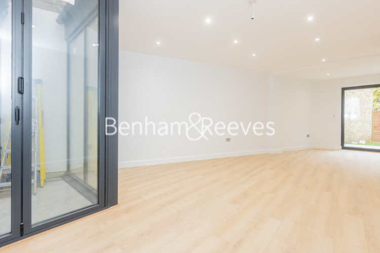 3 bedrooms flat to rent in Disraeli Road, Hammersmith, SW15-image 19