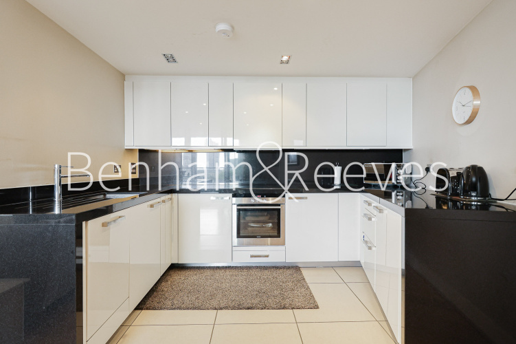 2 bedrooms flat to rent in Times Square, City Quarter, E1-image 2