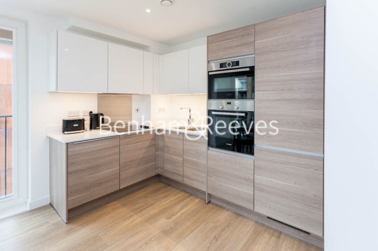 2 bedrooms flat to rent in Royal Victoria Gardens, Whiting Way, SE16-image 2