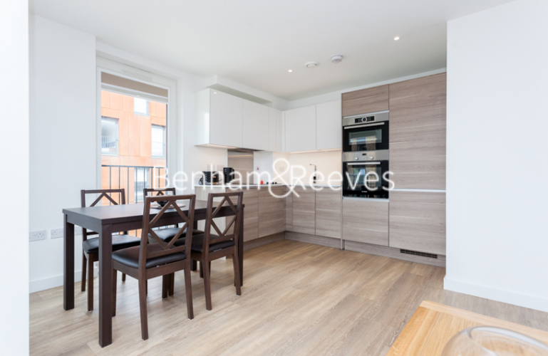 2 bedrooms flat to rent in Royal Victoria Gardens, Whiting Way, SE16-image 3