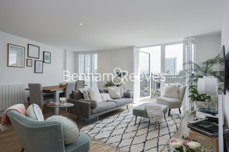 3 bedrooms flat to rent in Quinton Court, Plough Way, SE16-image 1