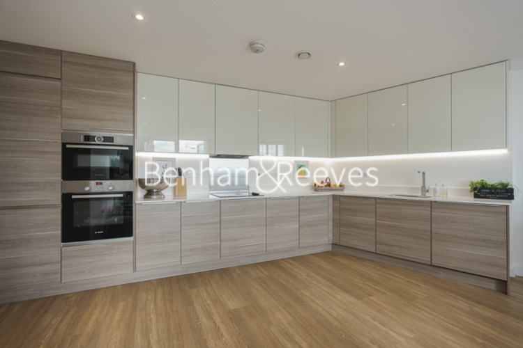 3 bedrooms flat to rent in Quinton Court, Plough Way, SE16-image 2