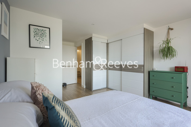 3 bedrooms flat to rent in Quinton Court, Plough Way, SE16-image 9