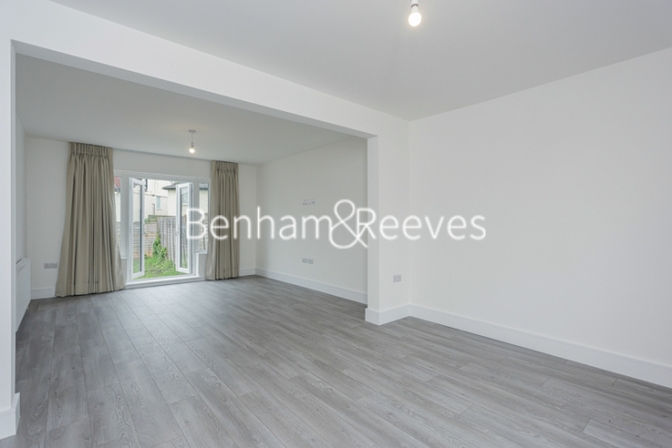 3 bedrooms flat to rent in Waters Road, Kingston, KT1-image 1