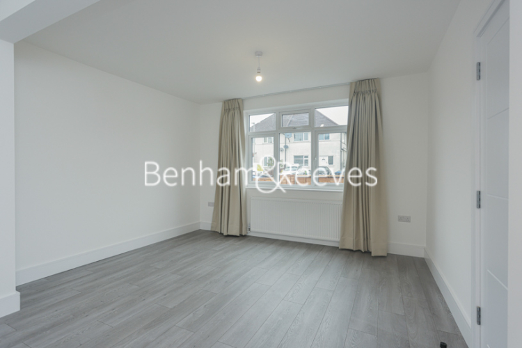 3 bedrooms flat to rent in Waters Road, Kingston, KT1-image 7