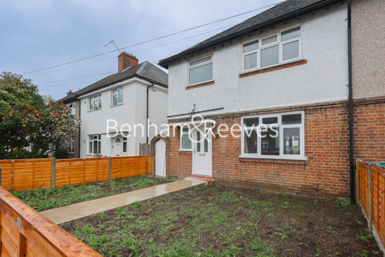 3 bedrooms flat to rent in Waters Road, Kingston, KT1-image 9