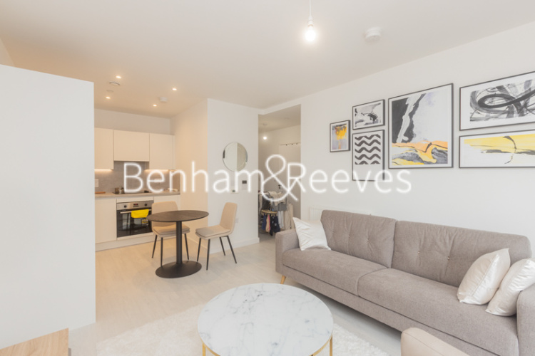 1 bedroom flat to rent in Perryfield Way, Hampstead, NW9-image 1