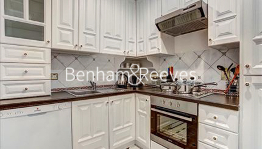 2 bedrooms flat to rent in Somerset Court, Kensington,W8-image 2