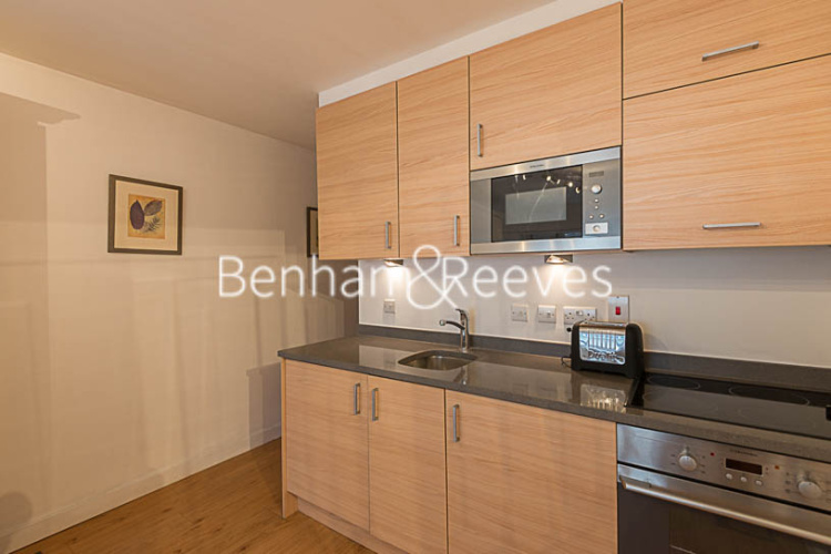 Studio flat to rent in Heritage Avenue, Colindale, NW9-image 2