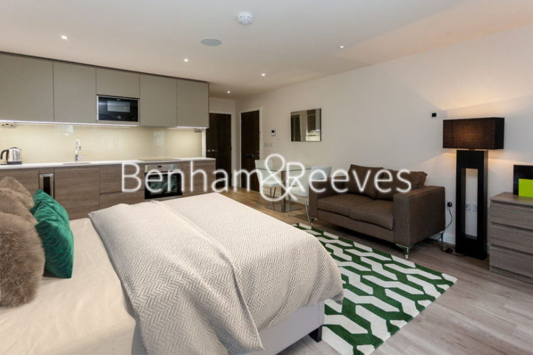 Studio flat to rent in Beaufort Square, Colindale, NW9-image 1