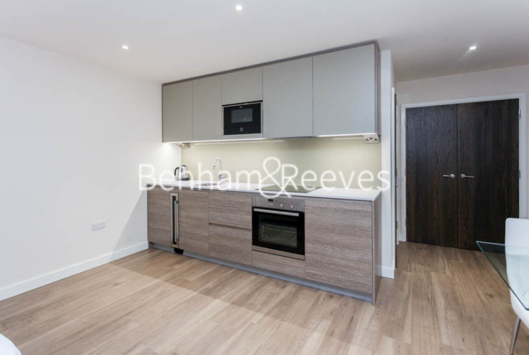 Studio flat to rent in Beaufort Square, Colindale, NW9-image 2