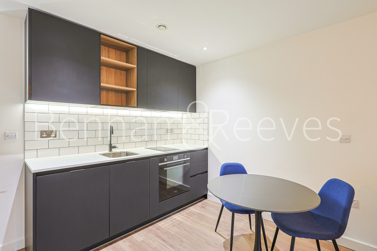 Studio flat to rent in Beaufort Park, Beaufort Square, NW9-image 2