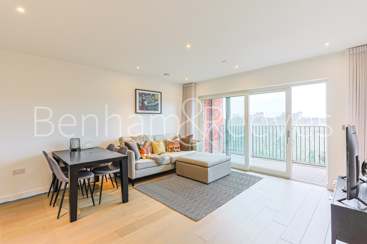 1  bedroom flat to rent in Quassia House, Thonrey Close , NW9-image 1