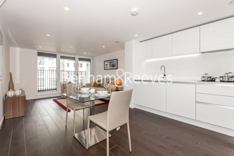 Studio flat to rent in City Road, Old Street, EC1V-image 2