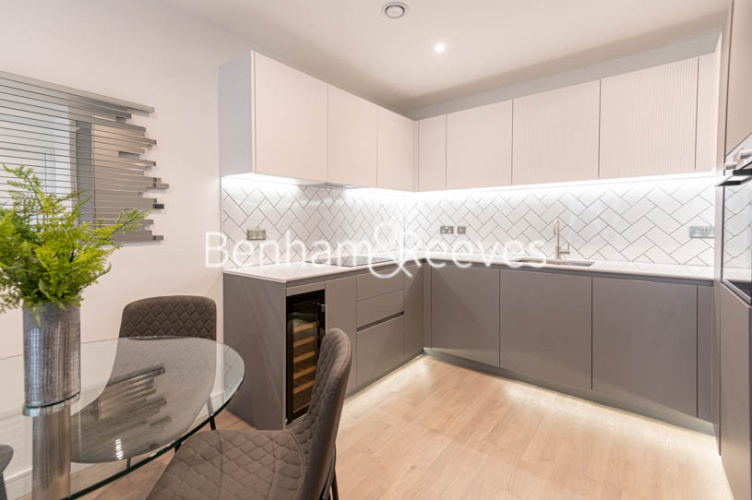 1 bedroom flat to rent in Greenleaf Walk, Southall, UB1-image 2