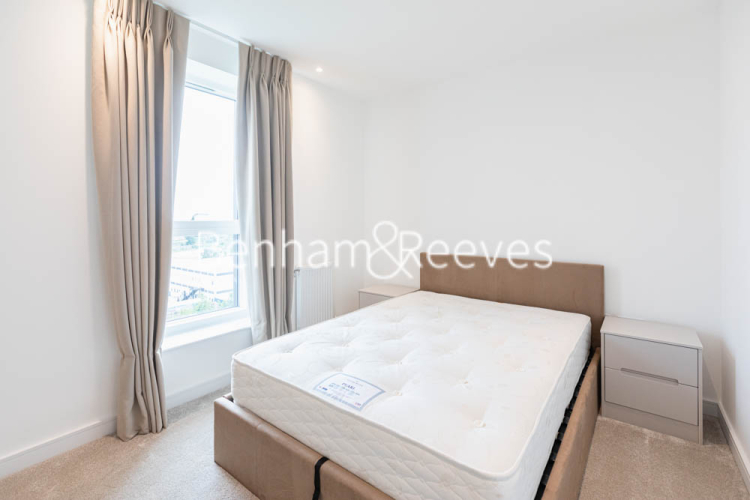 2 bedrooms flat to rent in Greenleaf Walk, Southall, UB1-image 3