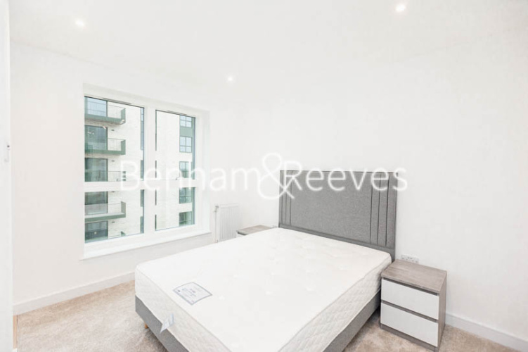 1 bedroom flat to rent in Greenleaf Walk, Southall, UB1-image 3