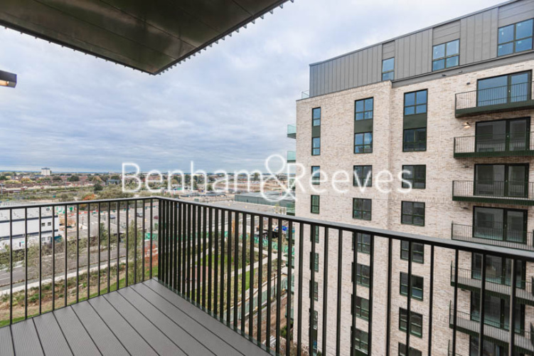 1 bedroom flat to rent in Greenleaf Walk, Southall, UB1-image 5