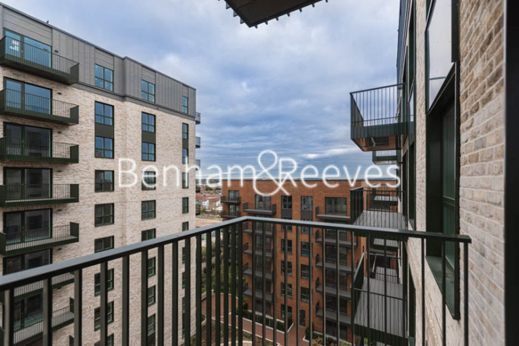 1 bedroom flat to rent in Greenleaf Walk, Southall, UB1-image 11