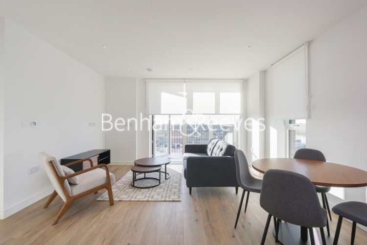 2 bedrooms flat to rent in Cedrus Avenue, Southall, UB1-image 1