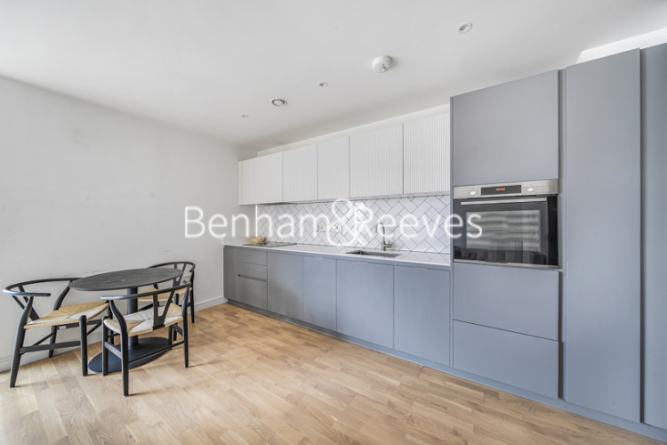 1 bedroom flat to rent in Greenleaf Walk, Southall, UB1-image 2