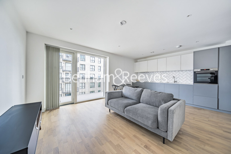 1 bedroom flat to rent in Watson House, Greenleaf Walk, UB1-image 1