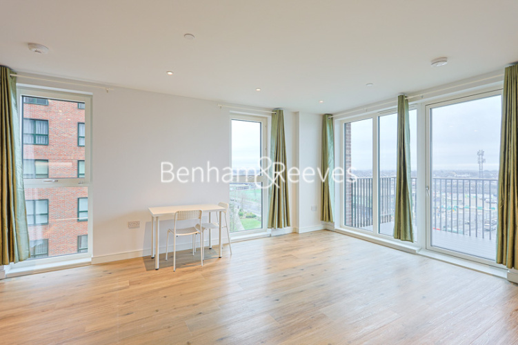 2 bedrooms flat to rent in Iris House, Cedrus Avenue, UB1-image 1