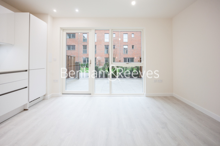 3 bedrooms flat to rent in Lensview Close, Harrow, HA1-image 1