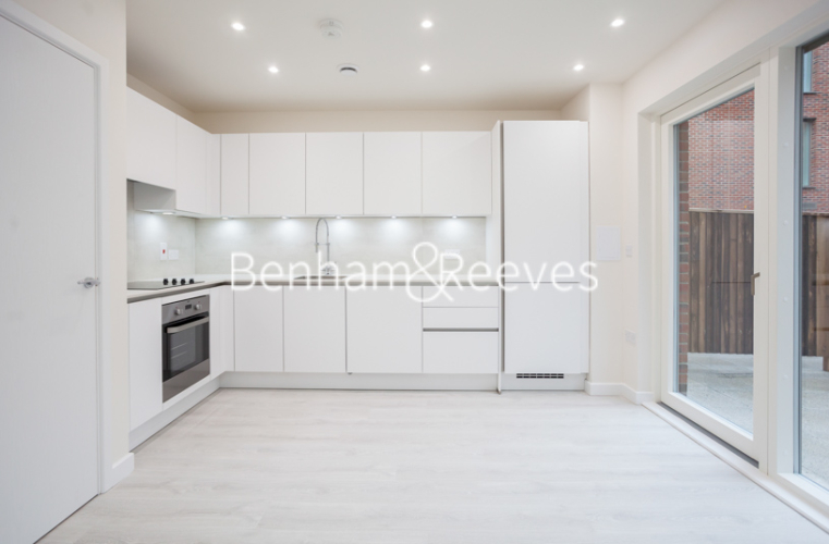 3 bedrooms flat to rent in Lensview Close, Harrow, HA1-image 2