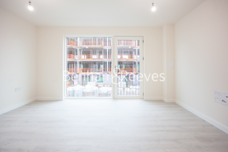 3 bedrooms flat to rent in Lensview Close, Harrow, HA1-image 6