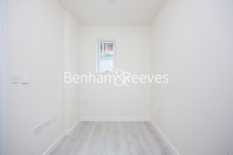 3 bedrooms flat to rent in Lensview Close, Harrow, HA1-image 9