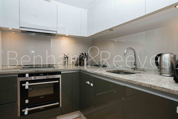 2 bedrooms flat to rent in Landmark east tower, Marsh wall, E14-image 2