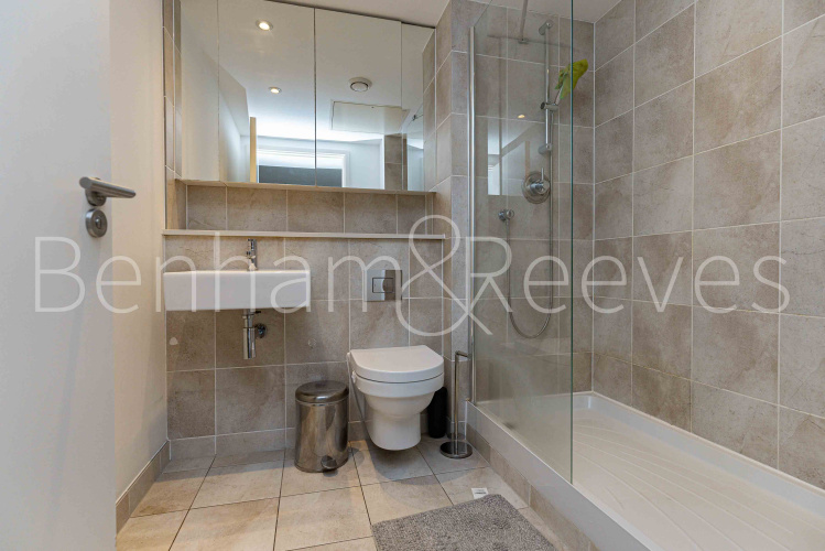 2 bedrooms flat to rent in Landmark east tower, Marsh wall, E14-image 5