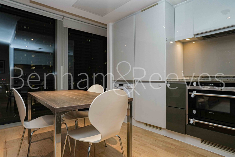 2 bedrooms flat to rent in Landmark east tower, Marsh wall, E14-image 9