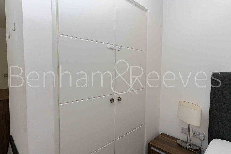 2 bedrooms flat to rent in Landmark east tower, Marsh wall, E14-image 11