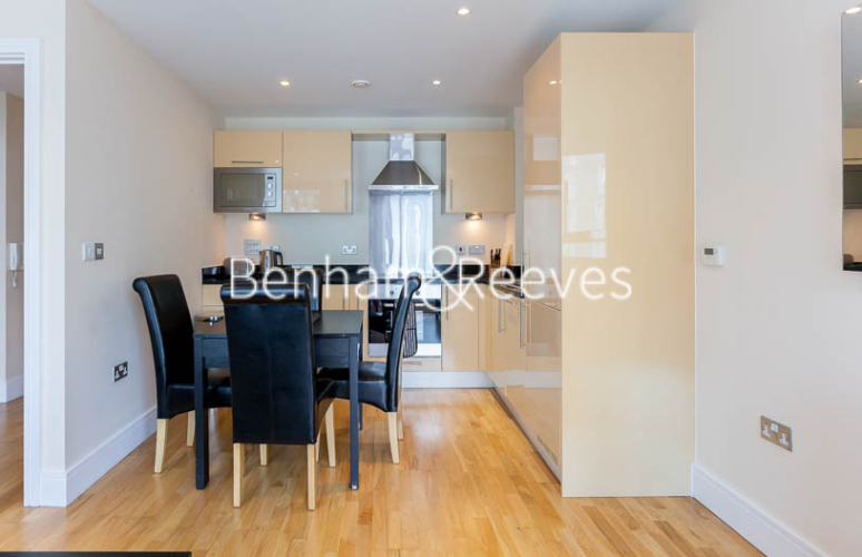 1  bedroom flat to rent in Denison House, Lanterns Way, E14-image 2