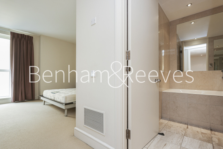 1 bedroom flat to rent in Berkeley Tower, Westferry Circus, E14-image 14