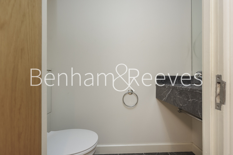 1 bedroom flat to rent in Berkeley Tower, Westferry Circus, E14-image 15