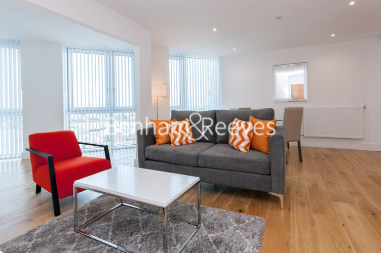 3 bedrooms flat to rent in High Street, Stratford, E15-image 1