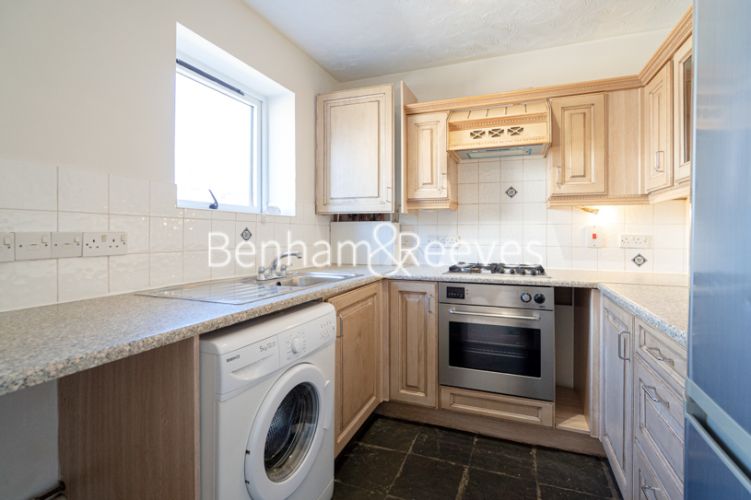 2  bedrooms flat to rent in Lancaster Hall, Wesley Avenue, E16-image 2