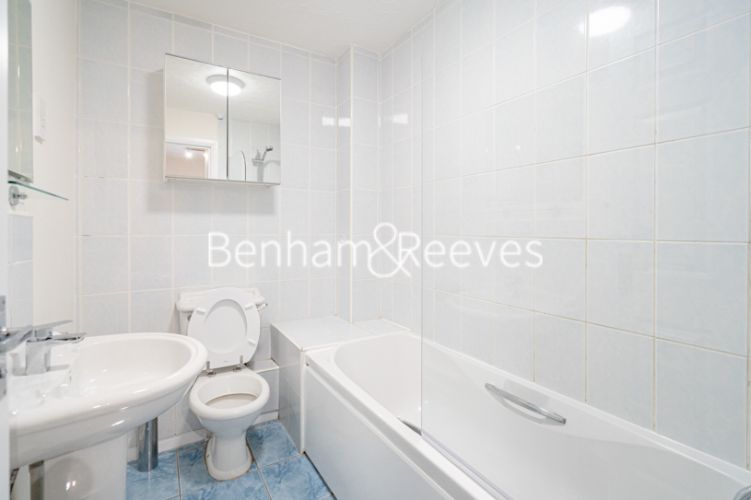 2  bedrooms flat to rent in Lancaster Hall, Wesley Avenue, E16-image 4